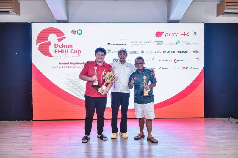 Dekan FHUI diapit oleh pemenang Best Gross Overall (paling kiri) dan perwakilan pemenang Best Gross Ladies (paling kanan)